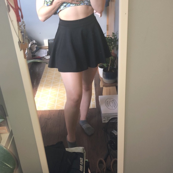 Black mini skirt - Picture 1 of 2
